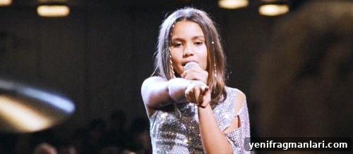 10 Unforgettable Love Actually Moments 7 Sam and Joanna at the school concert