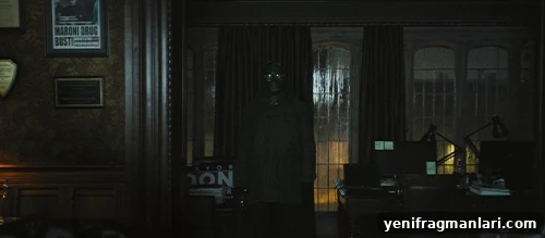 10 Most Iconic Moments from The Batman 7 The Riddler attacking the Mayor